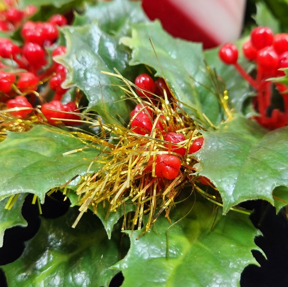 Vintage Plastic Christmas Holly & Berry Table Candle Holder Centerpiece Wreath - Picture 2 of 6